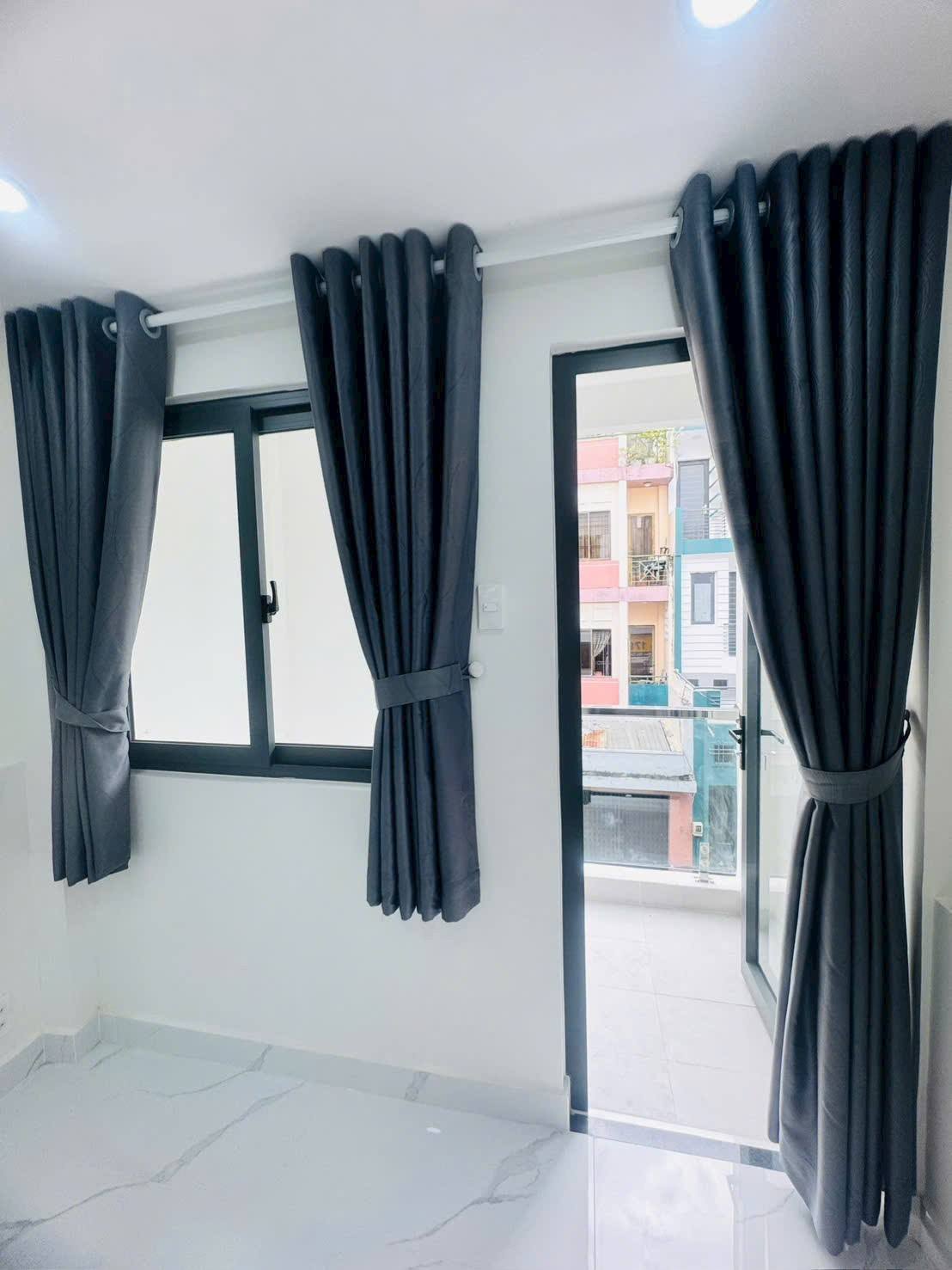 Nhà 5 tầng mặt tiền Quận 10, kinh doanh sầm uất sổ đủ 10,6 tỷ