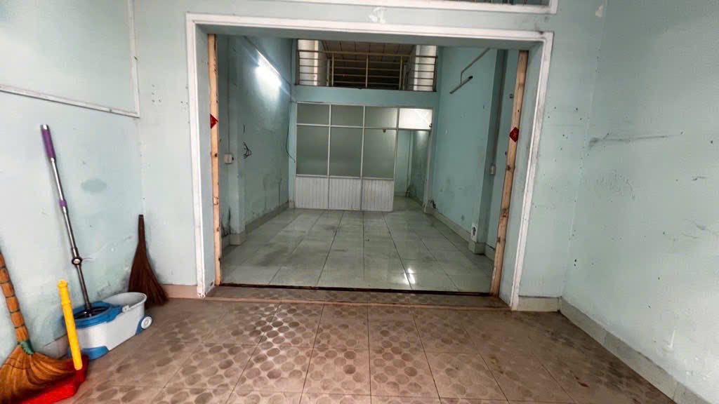 Chủ nhà vui tính đang muốn bán gấp căn nhà ngay chợ Bình Long, quận Tân Phú