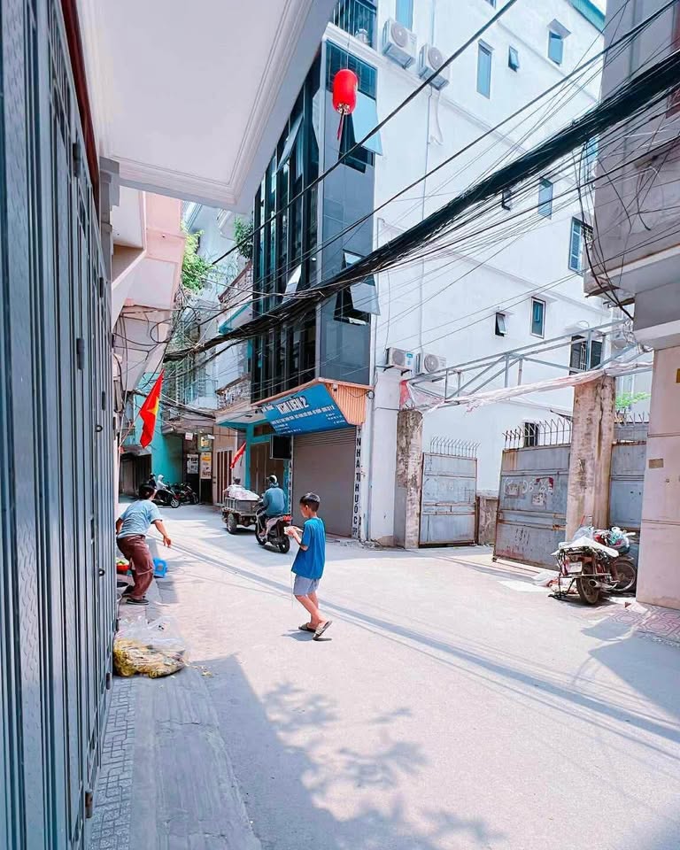 Nhà Hoàng Cầu 5 tầng, mặt ngõ ô tô tránh, có gara xịn sò