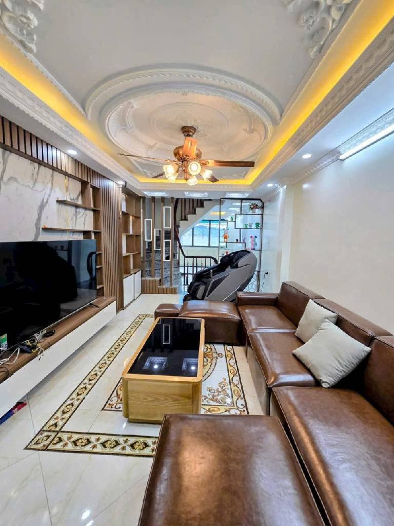 Nhà Giải Phóng 5 tầng, gần ô tô tránh, sổ đỏ trao tay