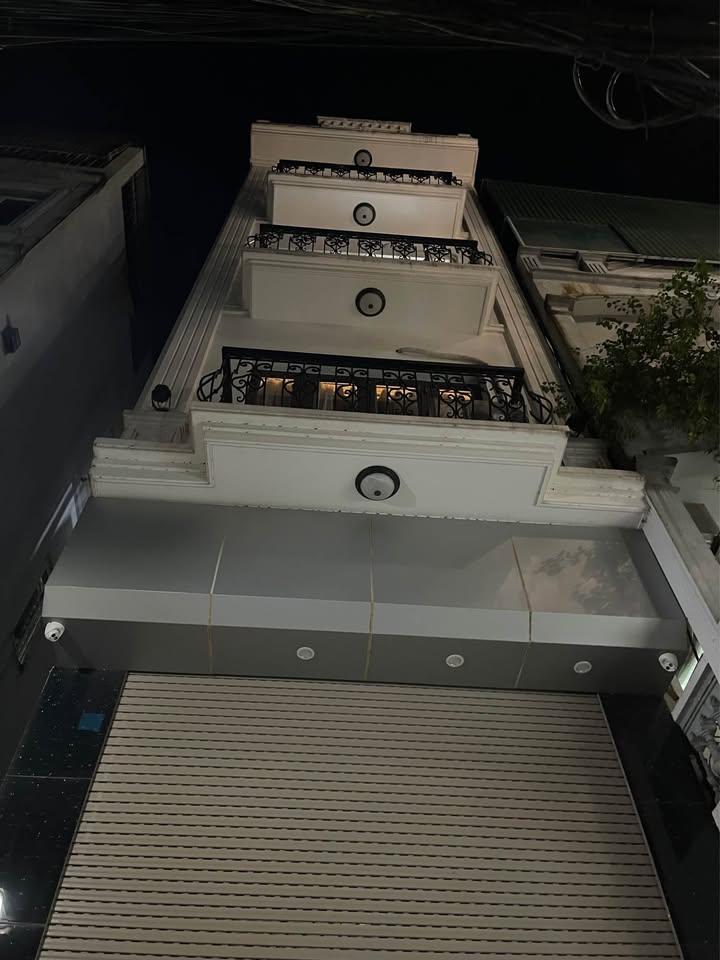 Nhà đẹp 42m² 5 tầng full nội thất, ngõ rộng gần phố Hai Bà Trưng