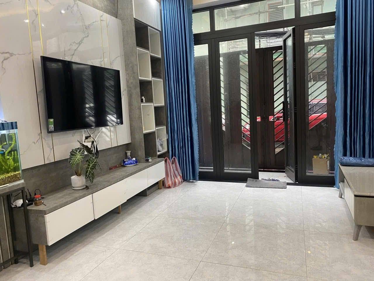 Nhà 4 tầng mặt tiền Thi Sách, 3 phòng ngủ, full nội thất, giá 20 triệu/tháng