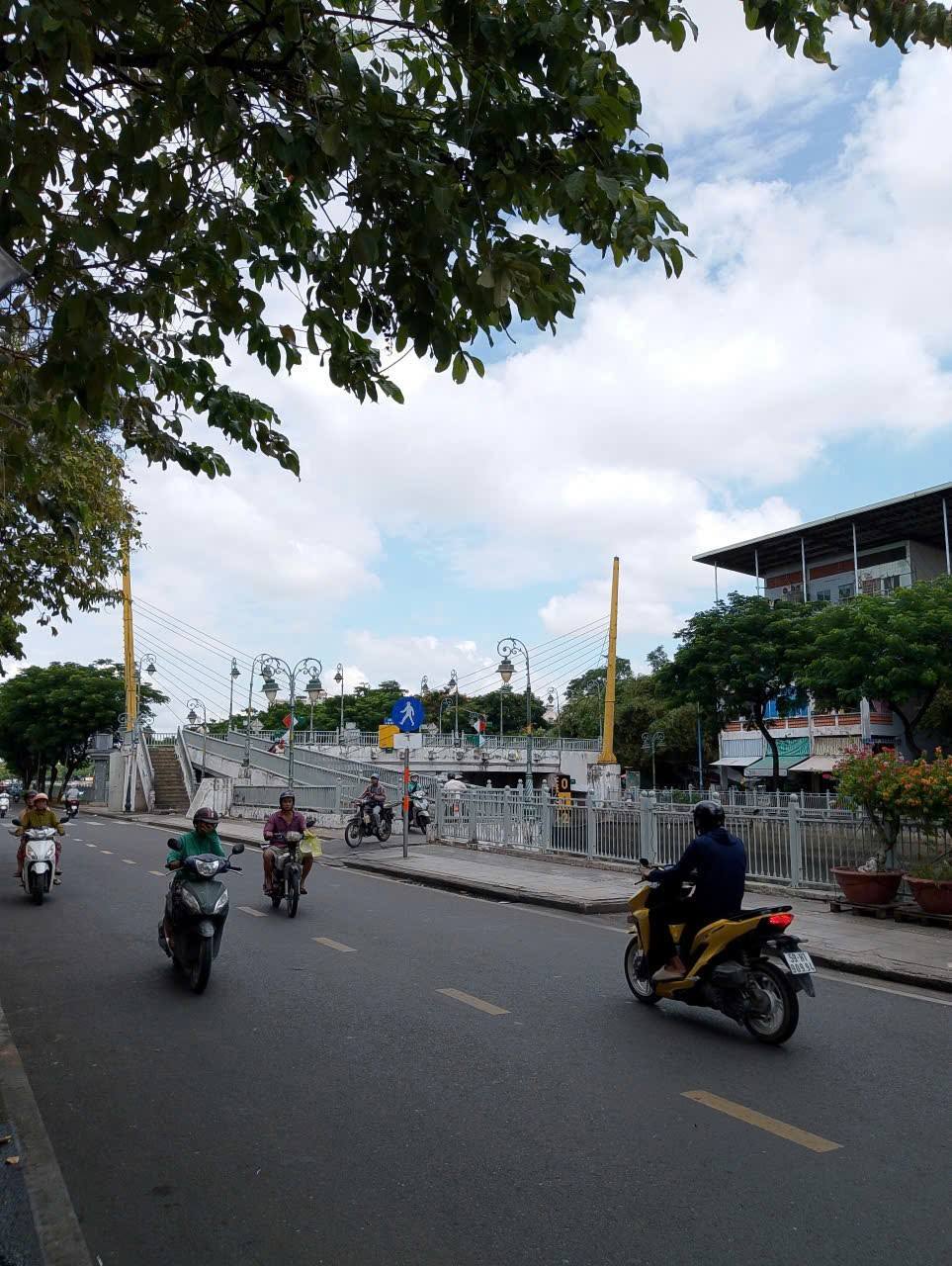 Siêu phẩm nhà lô góc 2 mặt thoáng tại đường Lò Gốm, Quận 6