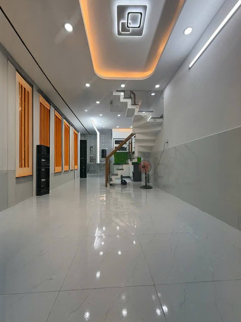 Quận 5 - Nhà 2 tầng, 2 ngủ, hẻm xe hơi, giá chỉ 2.85 tỷ