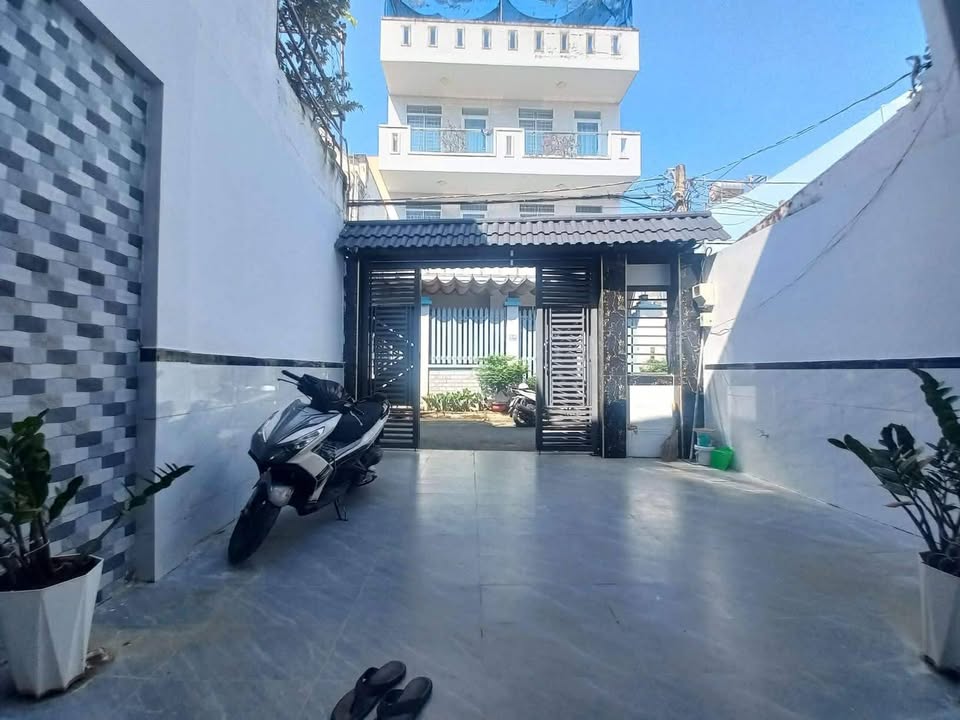 Tọa lạc tại trung tâm Quận 9 sầm uất, ngôi nhà hai tầng này là một viên ngọc quý hiếm với chiều ngang 5m lý tưởng