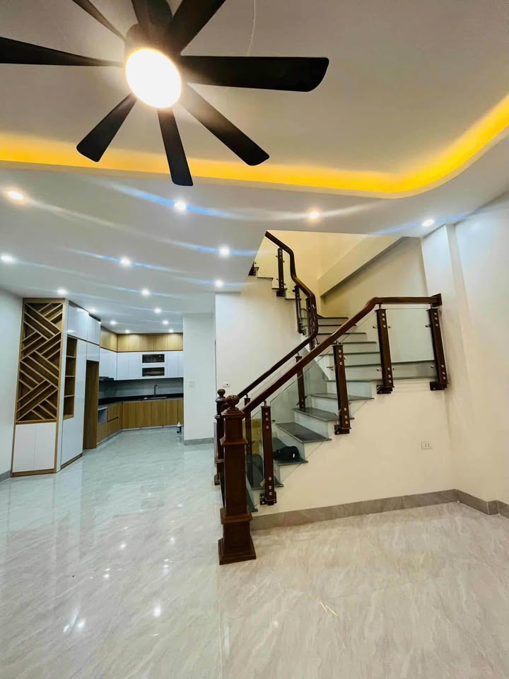 Nhà 2 tầng phong cách biệt thự, 5.75x12m, full thổ cư, gần Hyundai Hưng Thành