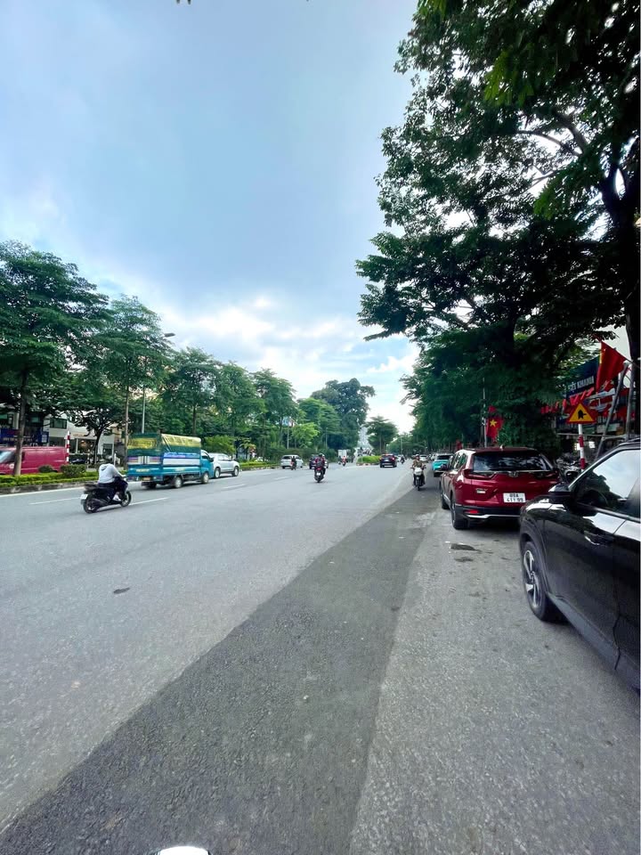 Nhà đẹp Hoàng Quốc Việt 32m2, 5 tầng, full nội thất Châu Âu giá hời