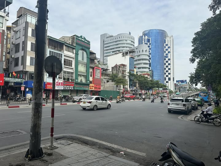 Ngôi nhà 6 tầng thang máy tọa lạc tại trung tâm Đống Đa, Hà Nội