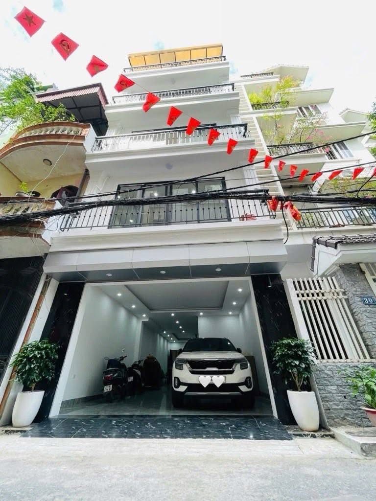 Bán nhà phân lô 5 tầng, 65m², mặt tiền 5m, ô tô vào nhà tại Hoàng Quốc Việt, Cầu Giấy
