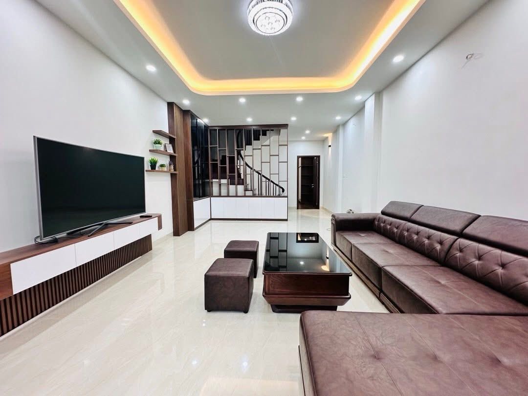 Nhà 5 tầng hẻm Lạc Long Quân, mặt tiền 5.2m vuông vắn, 11.5 tỷ đẹp như mơ