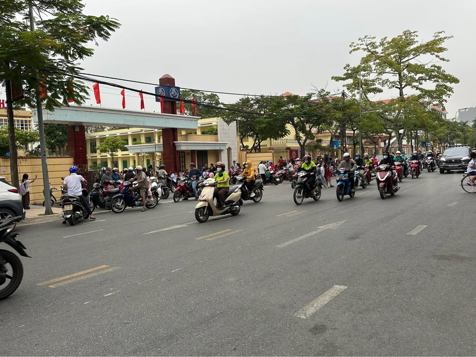 Chớp ngay nhà 3 tầng mặt phố Chu Văn An, kinh doanh đỉnh, nở hậu vượng khí