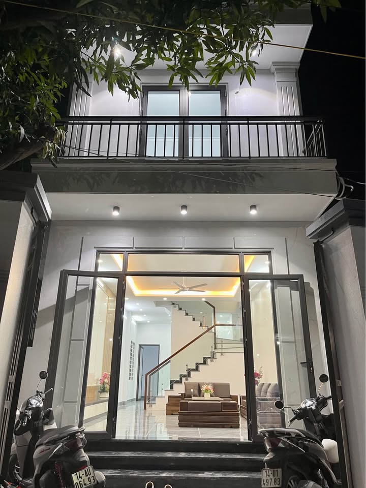 Bán nhà 2 tầng Cẩm Sơn, Cẩm Phả 100m2, 3 phòng ngủ, tặng nội thất, 1,8 tỷ