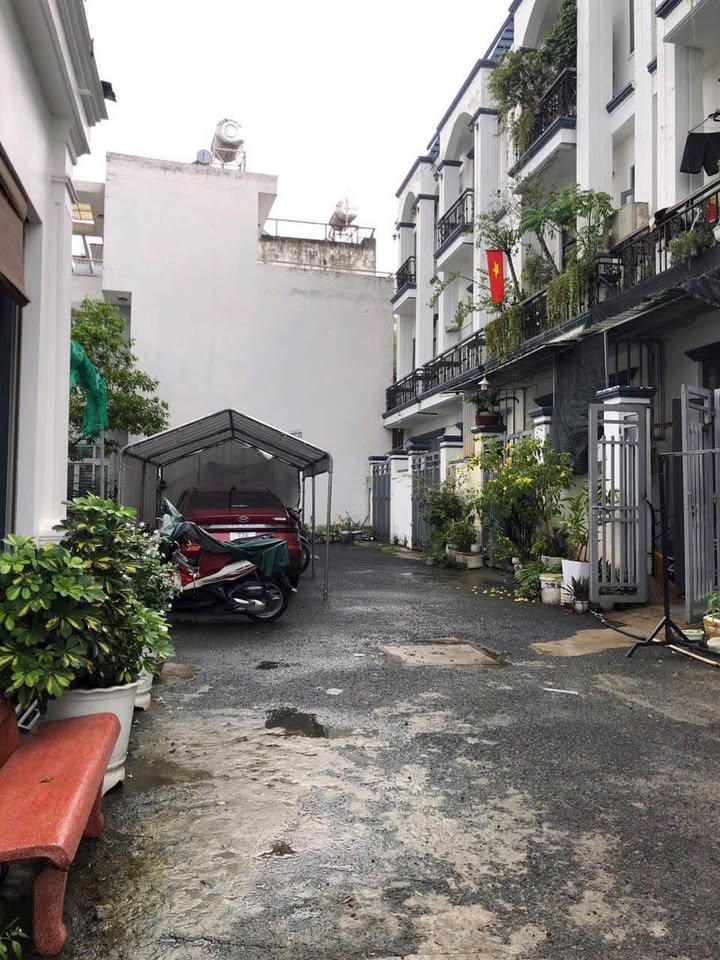 Bán nhà 3 tầng hẻm xe hơi, gần Nguyễn Duy Trinh, Bình Trưng Đông, diện tích 50m2