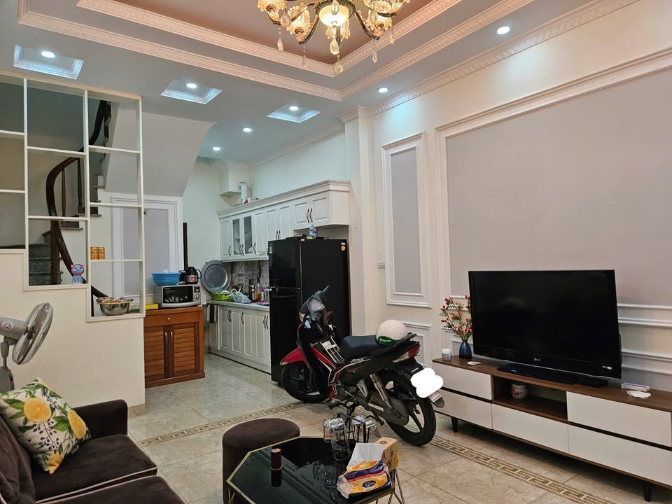 Cho thuê nhà 5 tầng, 3 phòng ngủ tại Đàm Quang Trung, Long Biên