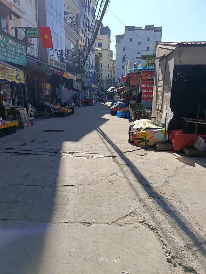 Nhà 5 tầng Kim Giang sân chơi trước nhà, 15m ra ô tô tránh, giá thương lượng