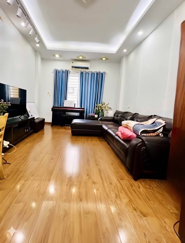 Nhà Cầu Giấy - Sổ phân lô, ô tô sát cửa, kinh doanh đỉnh, sẵn nội thất - 10 tỷ