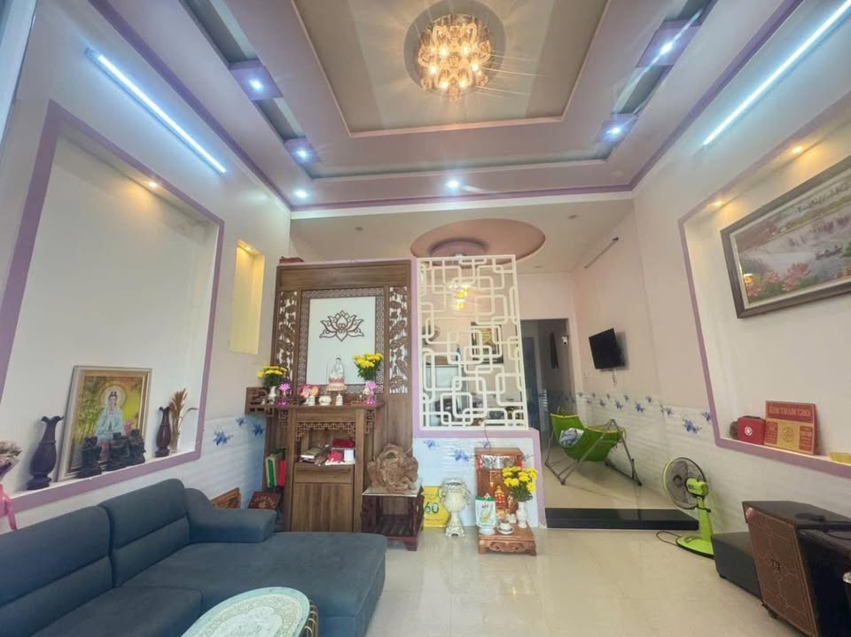 Nhà 100m² sau sân vận động 2,88 tỷ có ngay nhà đẹp, đường 20m