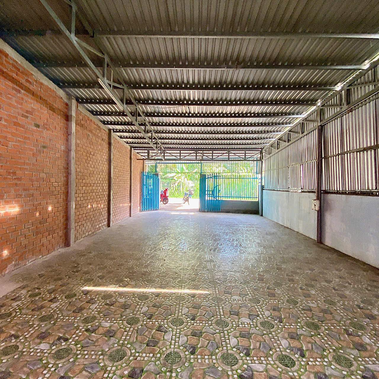 Nhà 4 phòng ngủ, sân rộng đậu 5 xe hơi, giá giảm sốc chỉ còn 1,5 tỷ