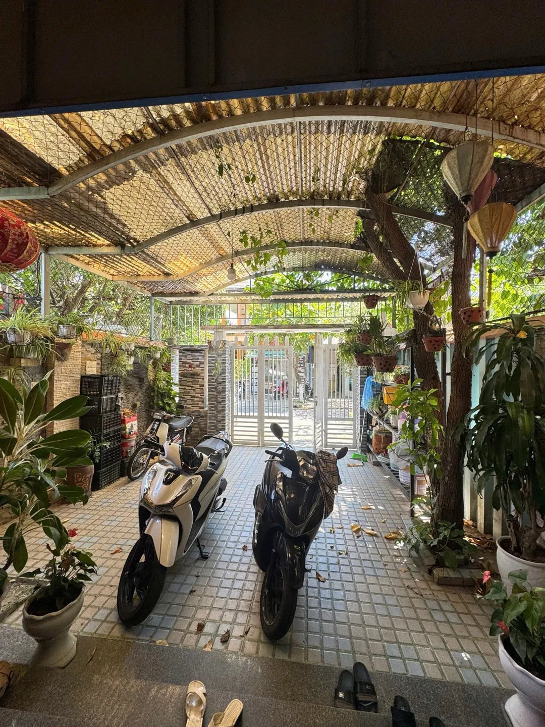 Nhà 3 tầng kiên cố tọa lạc tại mặt tiền đường Lê Văn Thứ sầm uất