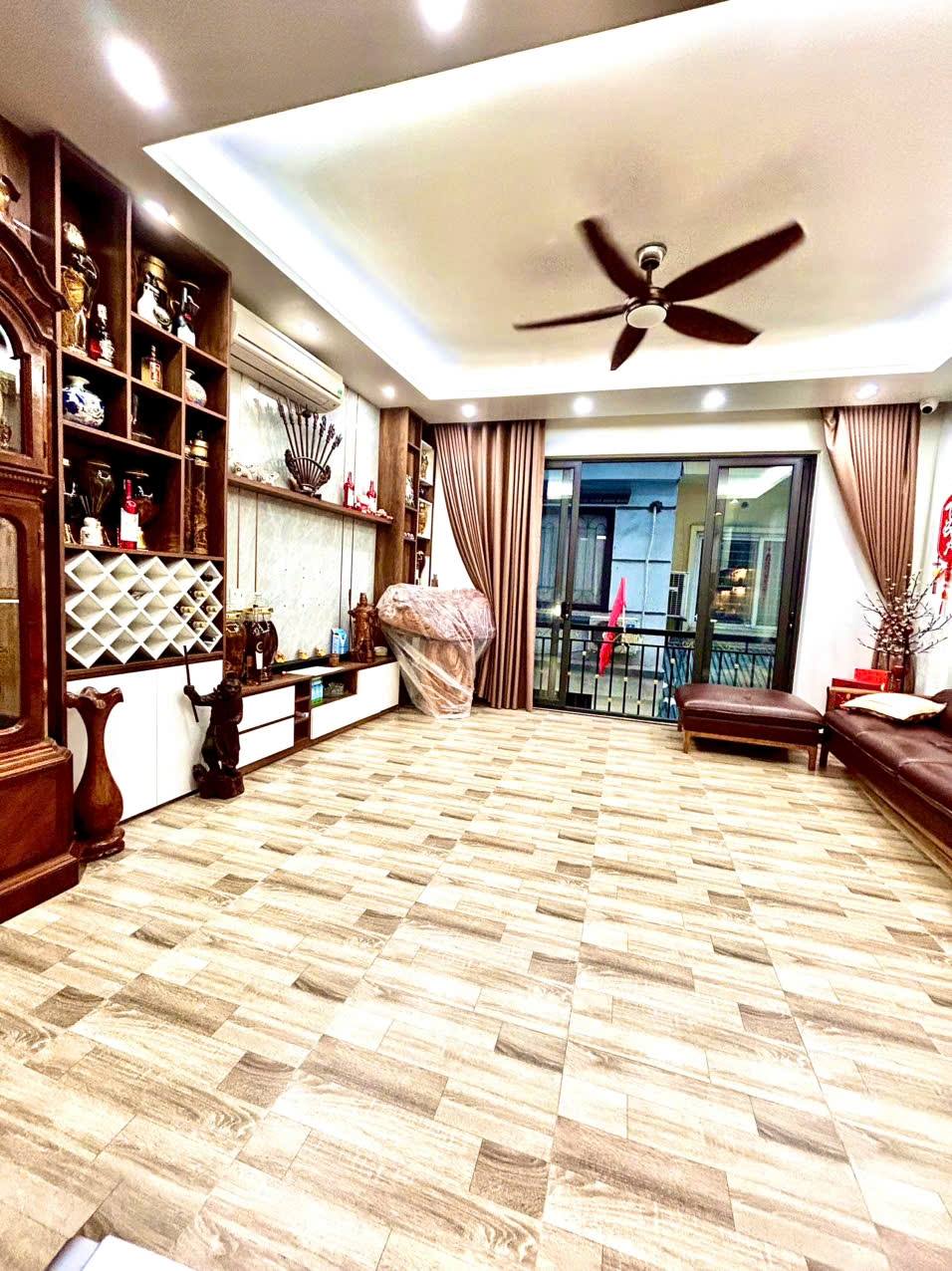 Nhà Lạc Long Quân - Ô tô 7 chỗ ngủ trong nhà, thơm lừng gỗ lim, phong thủy đỉnh