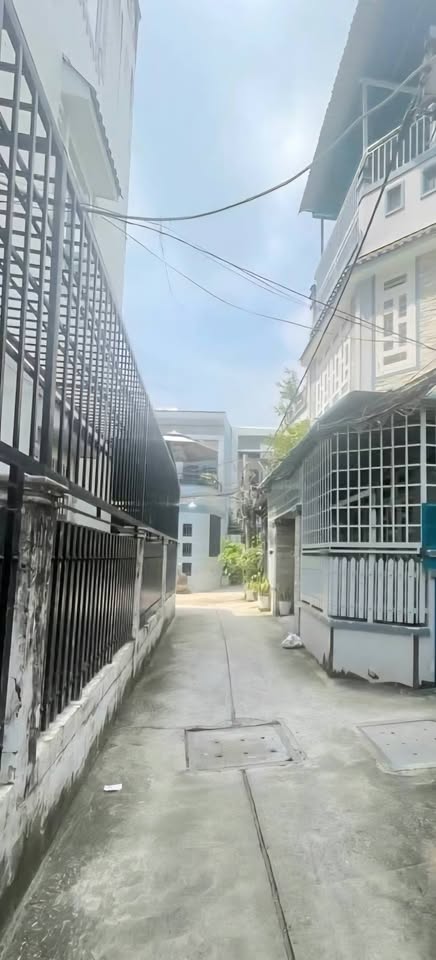 Nhà xây kiên cố, nở hậu, hẻm an ninh, Quận 7, giá hời