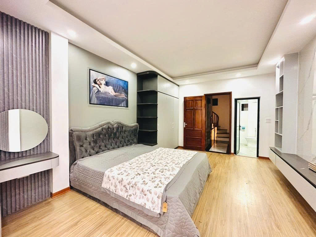 Nhà Nhổn 42m2, ngõ 3m, ô tô đỗ sát cửa ,sổ đỏ chính chủ