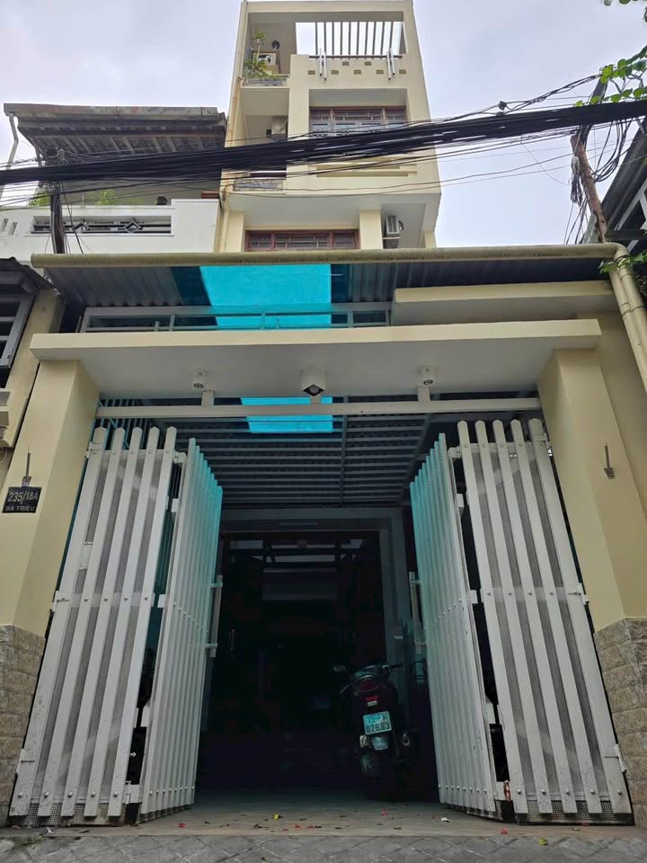 Bán nhà 5 tầng trung tâm Huế, đối diện siêu thị Go, 8 phòng ngủ khép kín, sân đậu ô tô, giá 7 tỷ