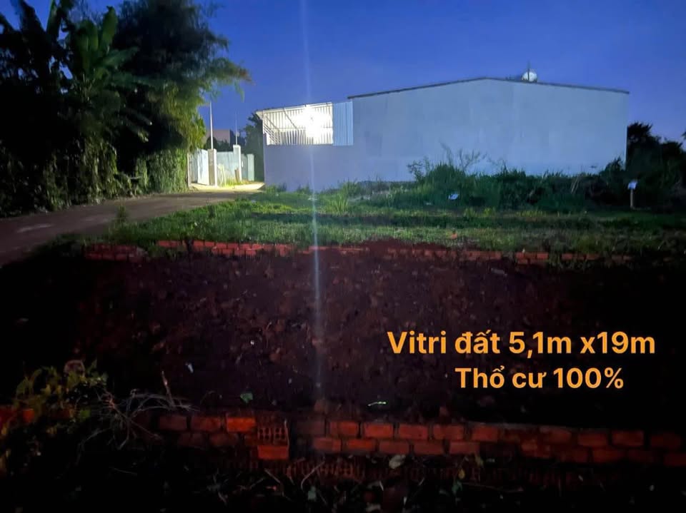 Tọa lạc tại vị trí đắc địa 451/119/2 Y Mol, mảnh đất này mang trong mình vẻ đẹp cổ điển của một khu dân cư đông đúc