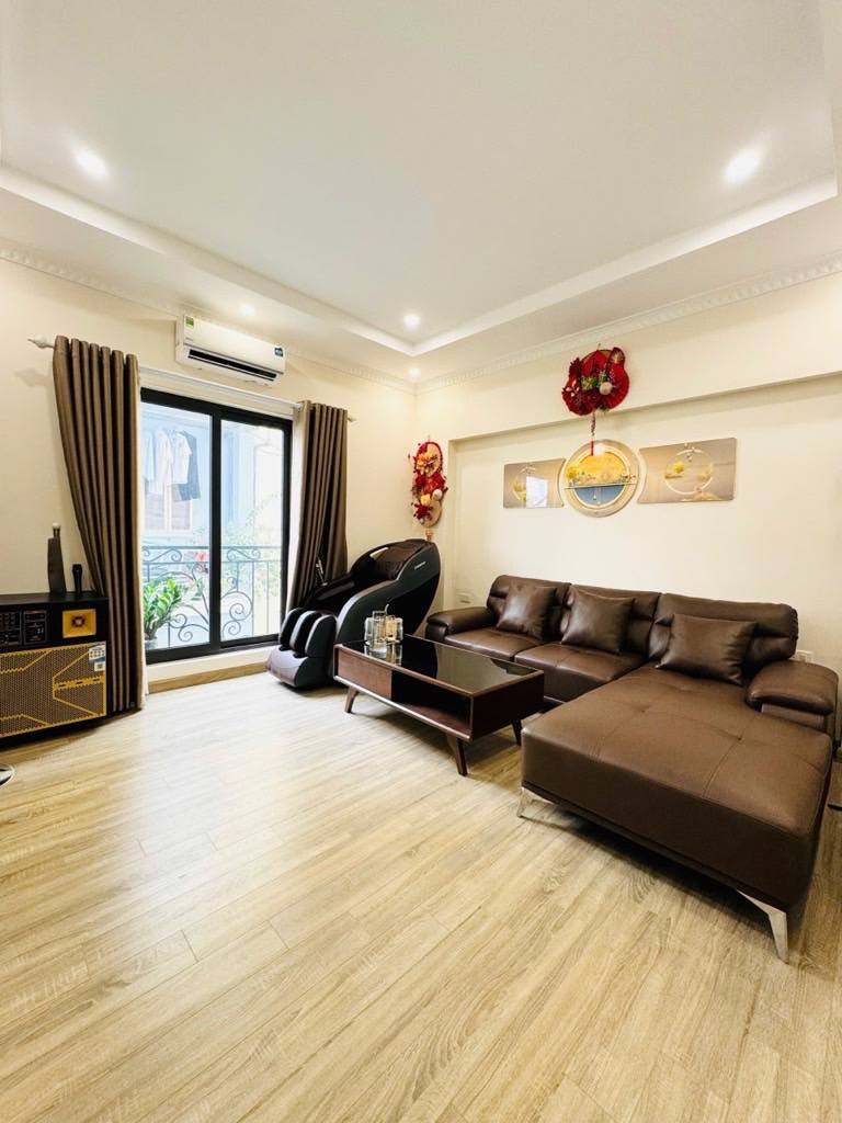 Nhà phố Ngọc Thụy 3 bước ra chợ, 5 phút sang phố cổ, để lại nội thất xịn sò