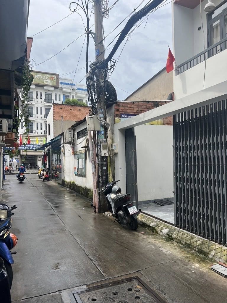 Nhà 3 tầng hẻm xe tải thông Nguyễn Sơn, Tân Phú giá 7.3 tỷ, sổ vuông