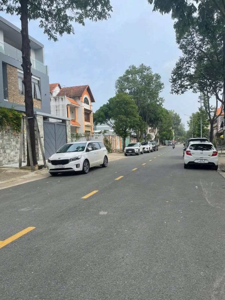 Nhà 3 tầng 5 phòng ngủ, sổ hồng riêng, vị trí đắc địa tại Chánh Nghĩa, Bình Dương