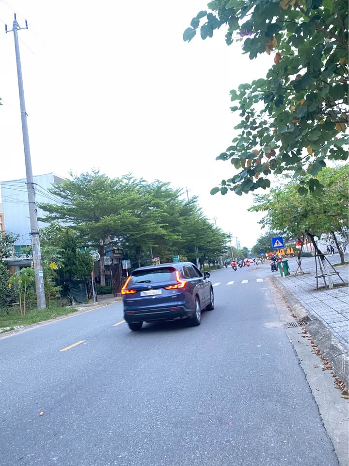 Bán nhà mặt tiền Huỳnh Thúc Kháng, 82,5m2, hướng Nam, khu kinh doanh sầm uất