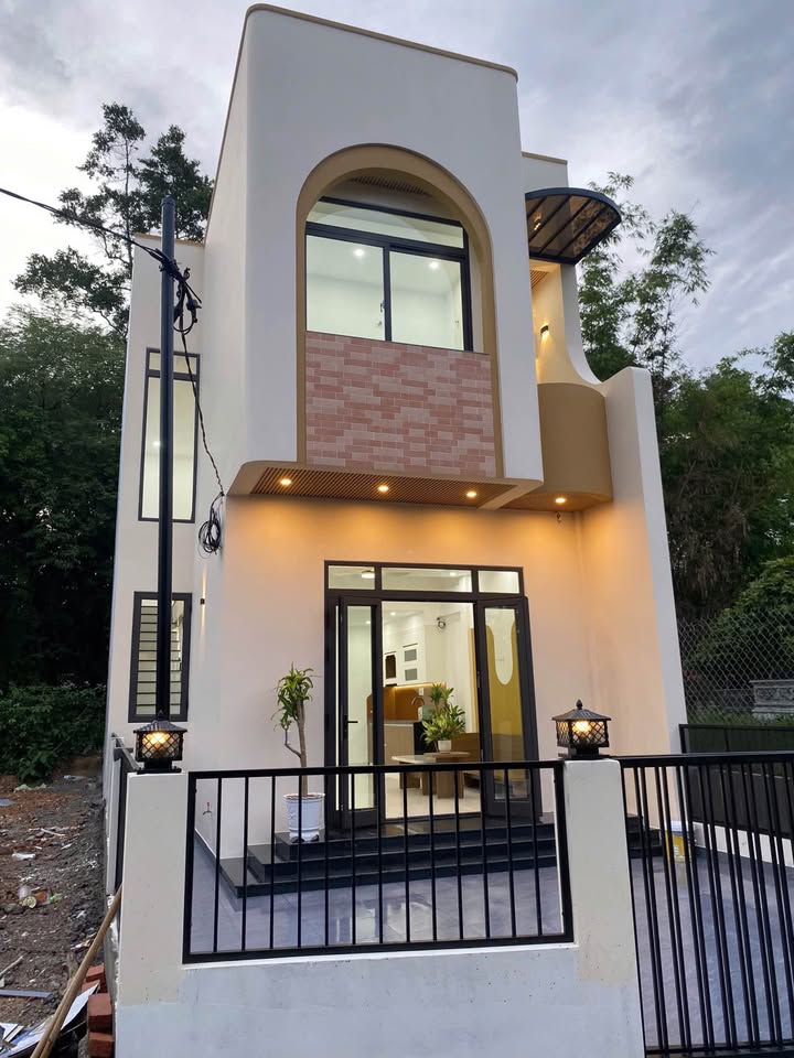 Nhà 2 tỷ đẹp lung linh, 2 tầng kiệt 100m2, ô tô tận sân