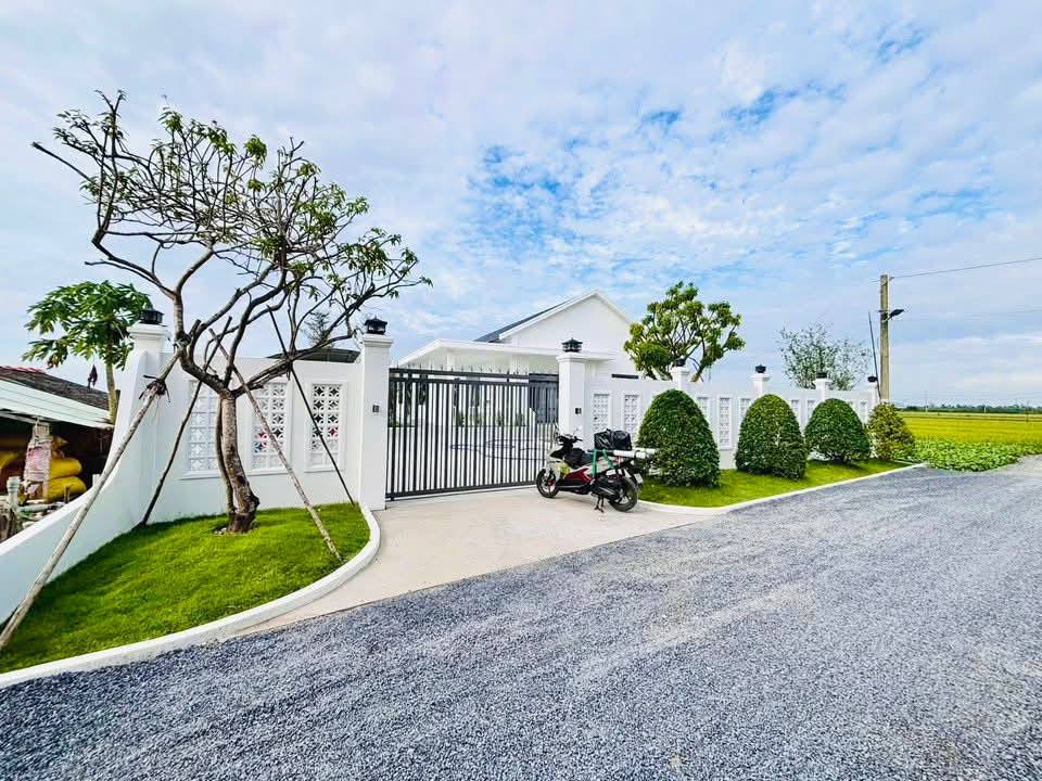 Cần bán nhà vườn nghỉ dưỡng tuyệt đẹp với diện tích rộng 1400m², bao gồm 200m² thổ cư