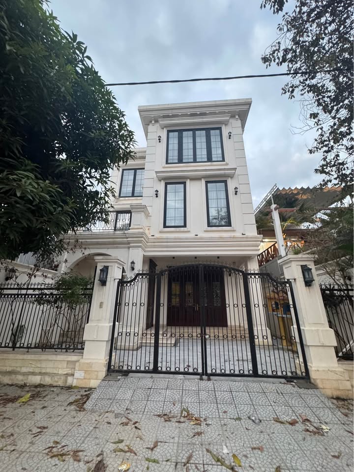 Biệt thự mặt tiền Đồng Khởi, Huế, 4 phòng ngủ, sân vườn, full nội thất nhập khẩu