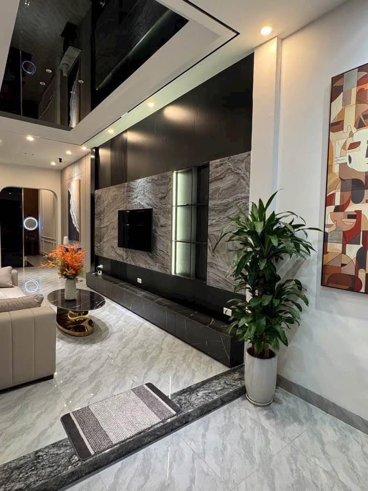 Nhà 6 tầng thang máy, 2 thoáng, ô tô đỗ cửa, kinh doanh tốt