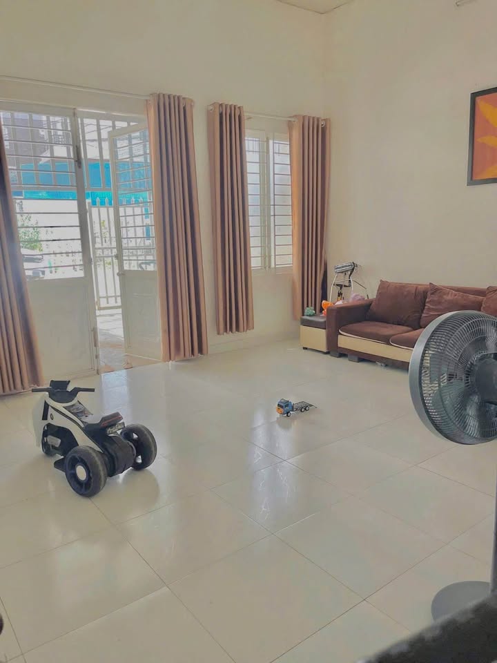 Bán đất tặng nhà cấp 4, 5x20m, hướng Đông, đường 2 ô tô tại phường Tân Lập, Đắk Lắk