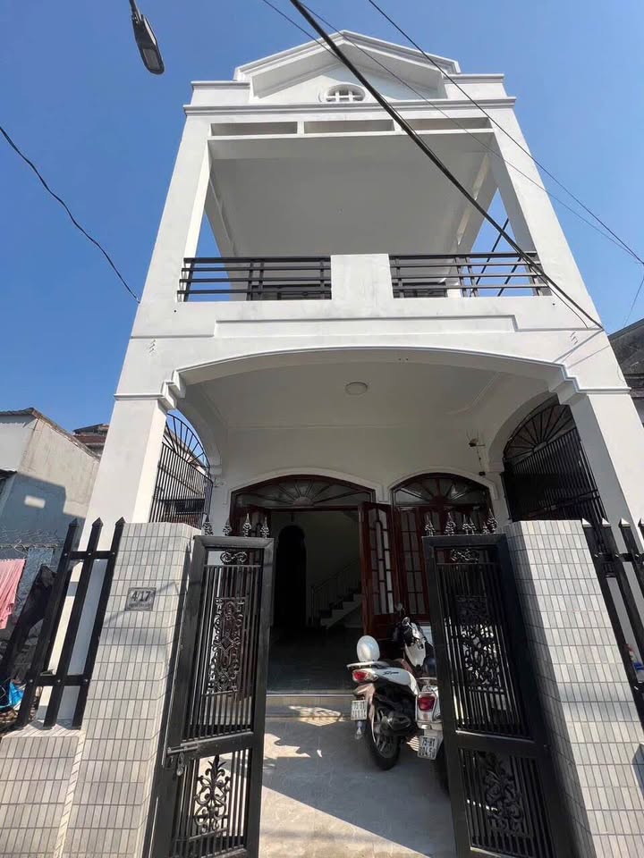 Nhà 2 tầng đẹp như mơ, Đào Tấn Huế vào ở ngay, sổ hồng sang tên