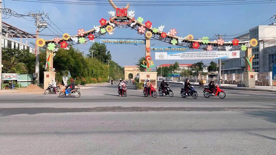 Nhà 6 phòng ngộp thở giá hời, ô tô lượn lờ tới tận cửa