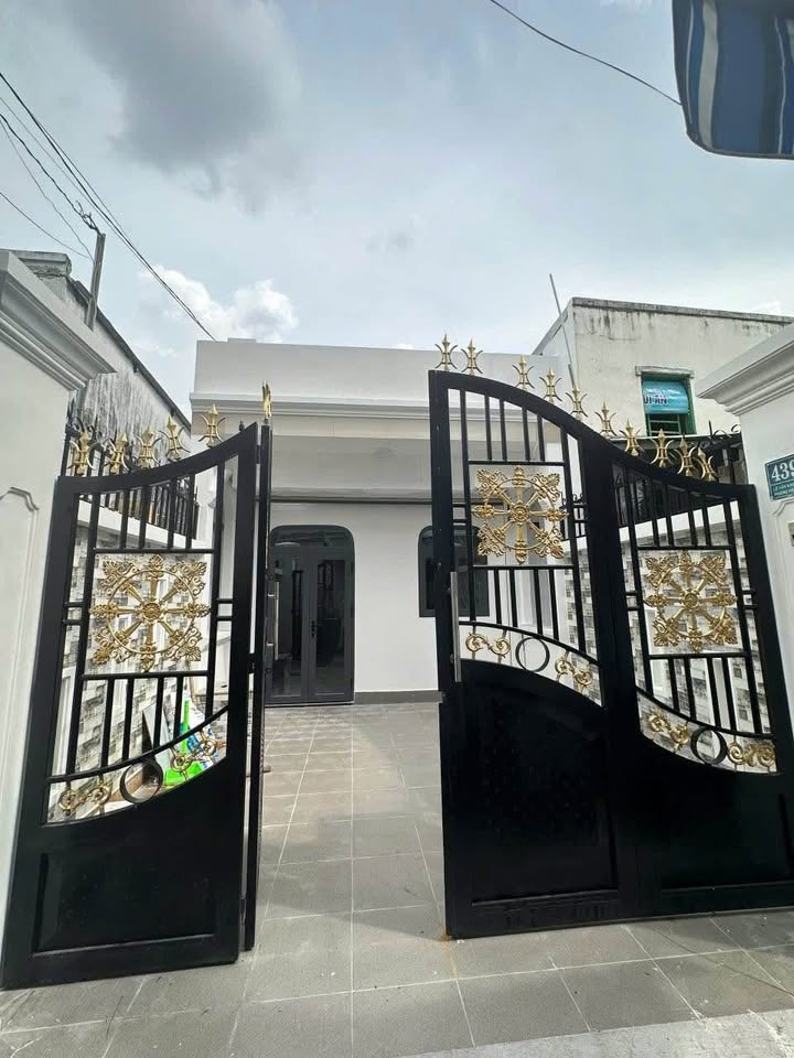 Nhà mới đẹp 4x18m, sân ô tô rộng, 2 ngủ, giá 4.7 tỷ Hóc Môn