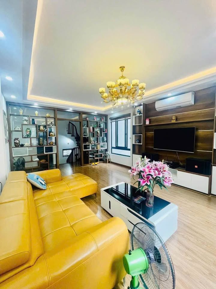 Bán nhà lô góc phố Lụa Hà Đông, 40m2, vị trí đẹp, ô tô tránh, sổ đỏ chính chủ