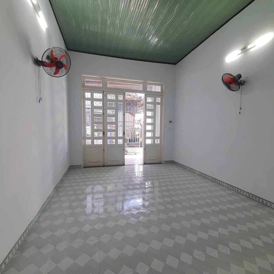 Nhà 1.98 tỷ trung tâm Buôn Ma Thuột, 3 ngủ, hẻm xe máy, gần Ngã Sáu