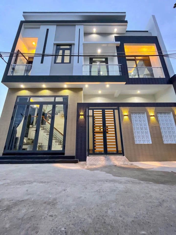 Bước vào căn nhà trệt lầu mới tinh này, bạn sẽ cảm nhận ngay sự ấm cúng và tiện nghi