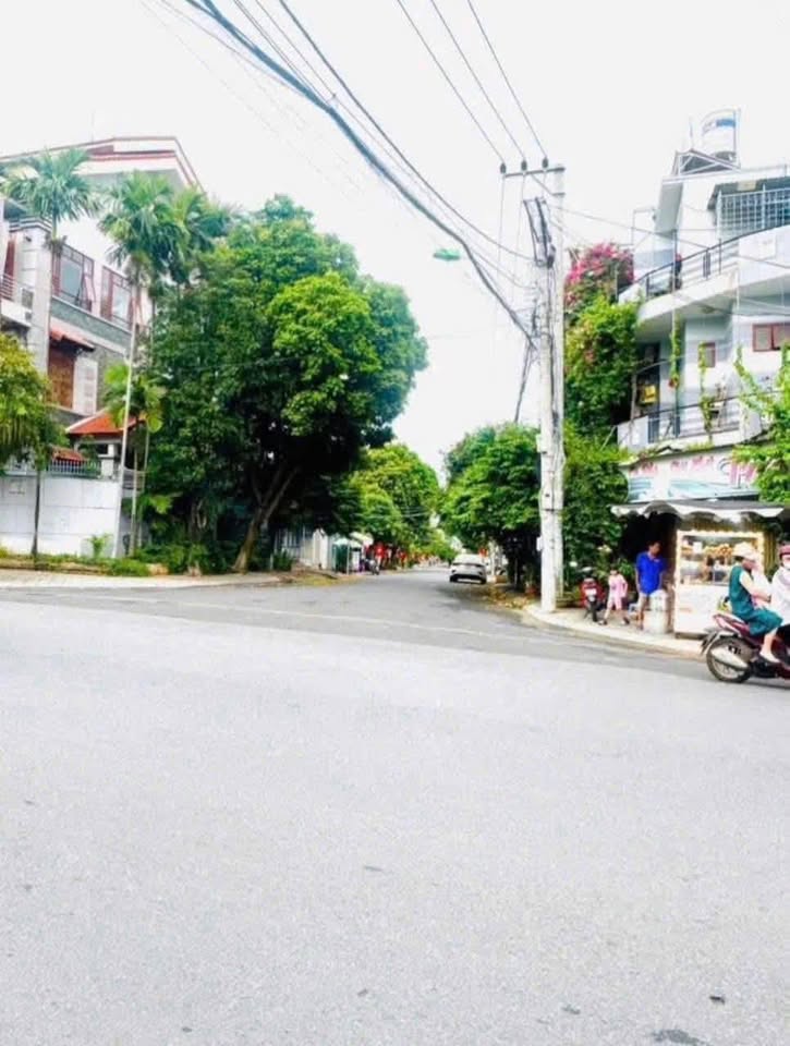 Nhà mặt tiền Lê Lai, Kon Tum 4m x 25m, 3 phòng ngủ, giá hời