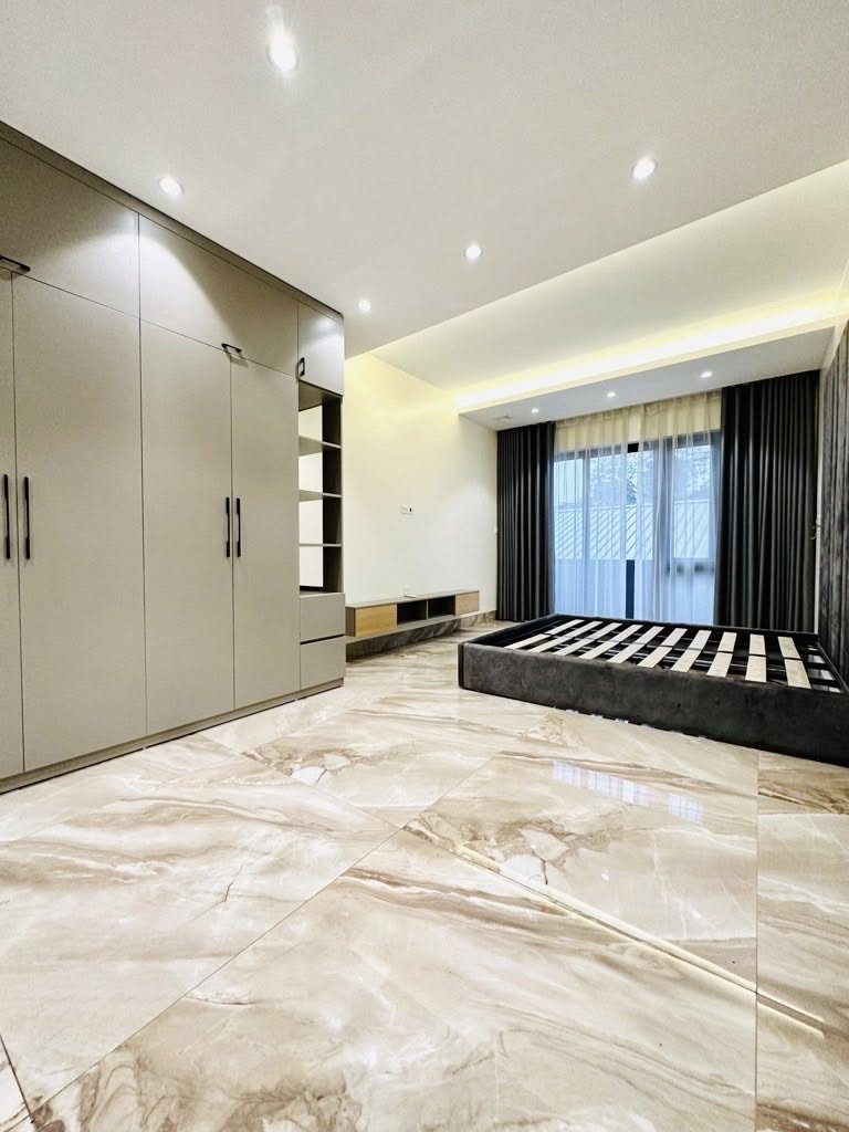 Nhà 5 tầng phân lô Tây Hồ, thang máy xịn, gần Hồ, giá 12,8 tỷ