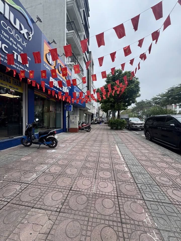 Nhà mặt phố Ngô Gia Tự, Long Biên 5 tầng vỉa hè rộng, kinh doanh đắc lợi