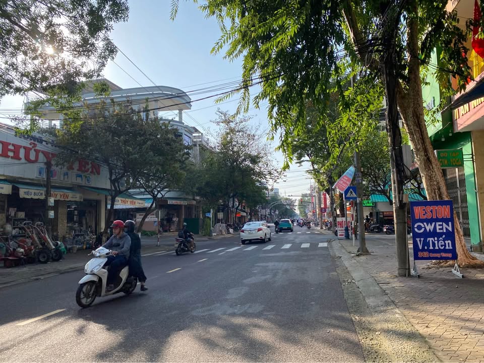 Nhà mặt tiền Quang Trung, Quảng Ngãi kinh doanh đỉnh