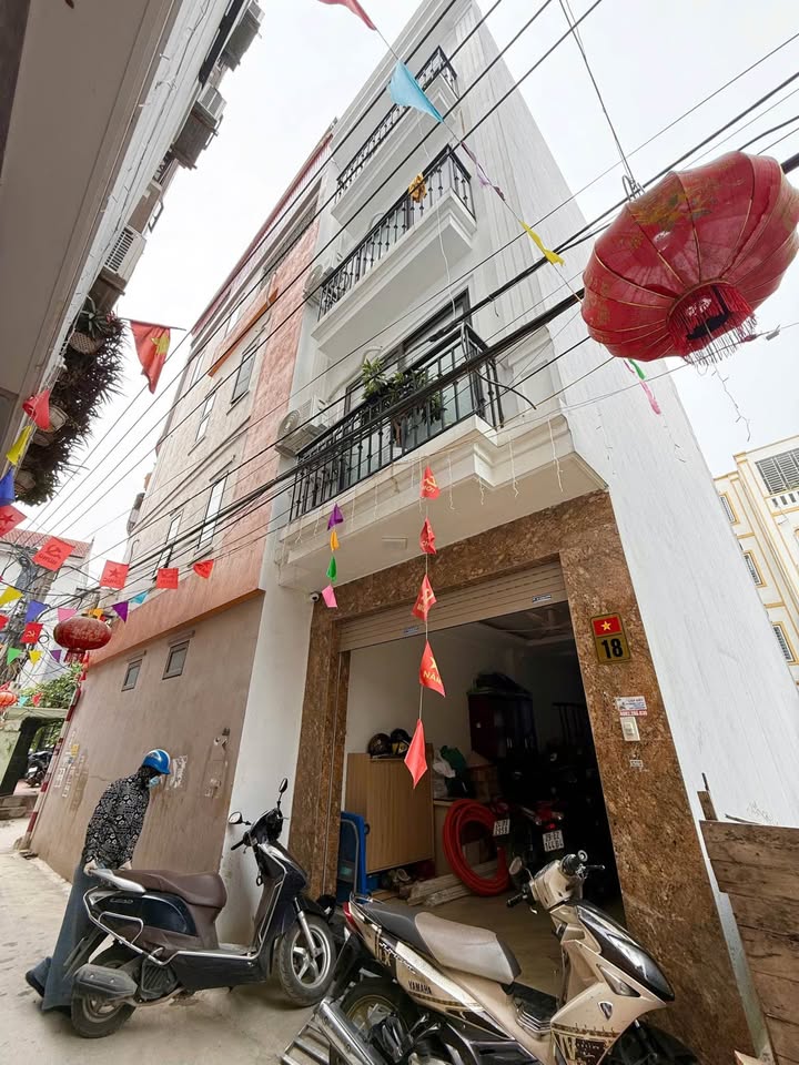 Nhà dân xây Lai Xá 6 phòng ngủ, ô tô 7 chỗ đỗ cửa, kinh doanh nhỏ