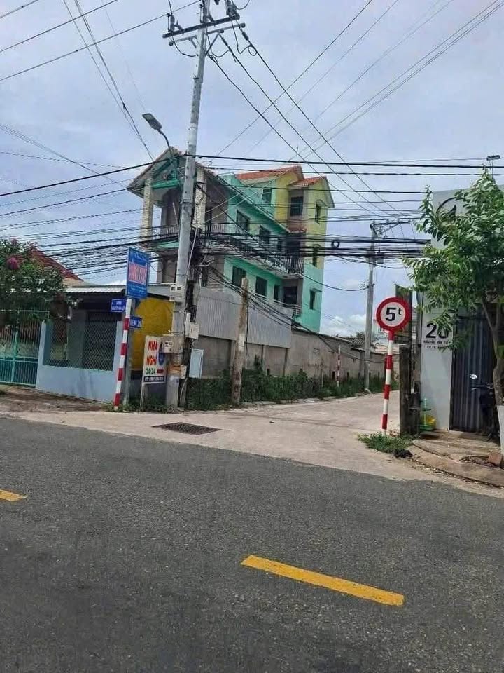 Nhà 1 trệt 1 lầu mới xây, tặng nội thất tại Phường 5, thành phố Tân An, Long An