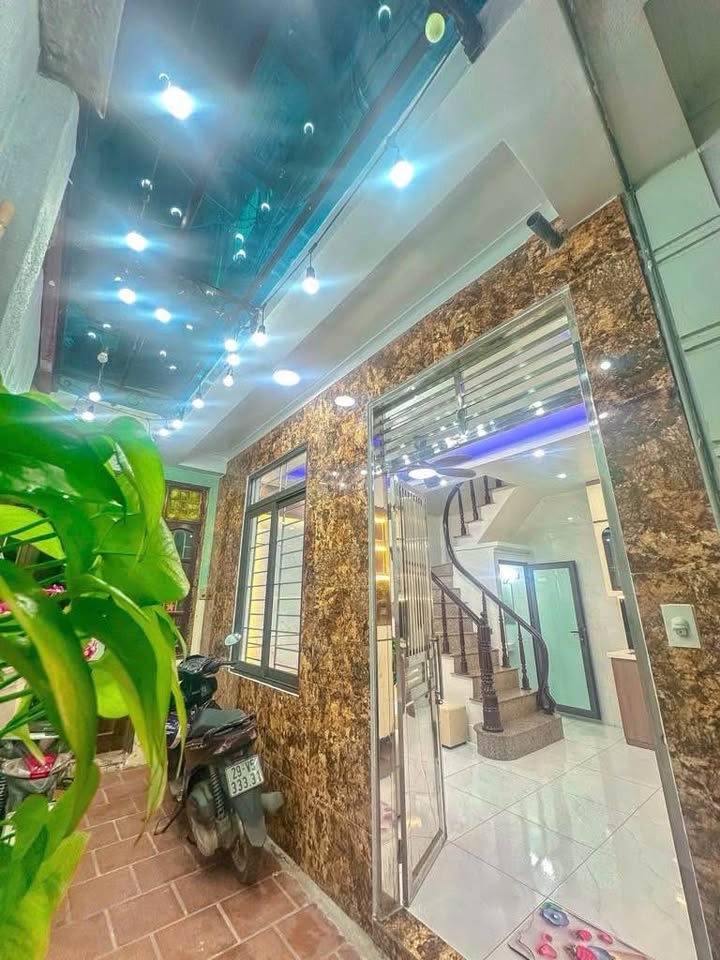 Nhà 5 tầng mặt tiền 5m, ra mặt phố Minh Khai chỉ 3 bước chân, giá 6 tỷ